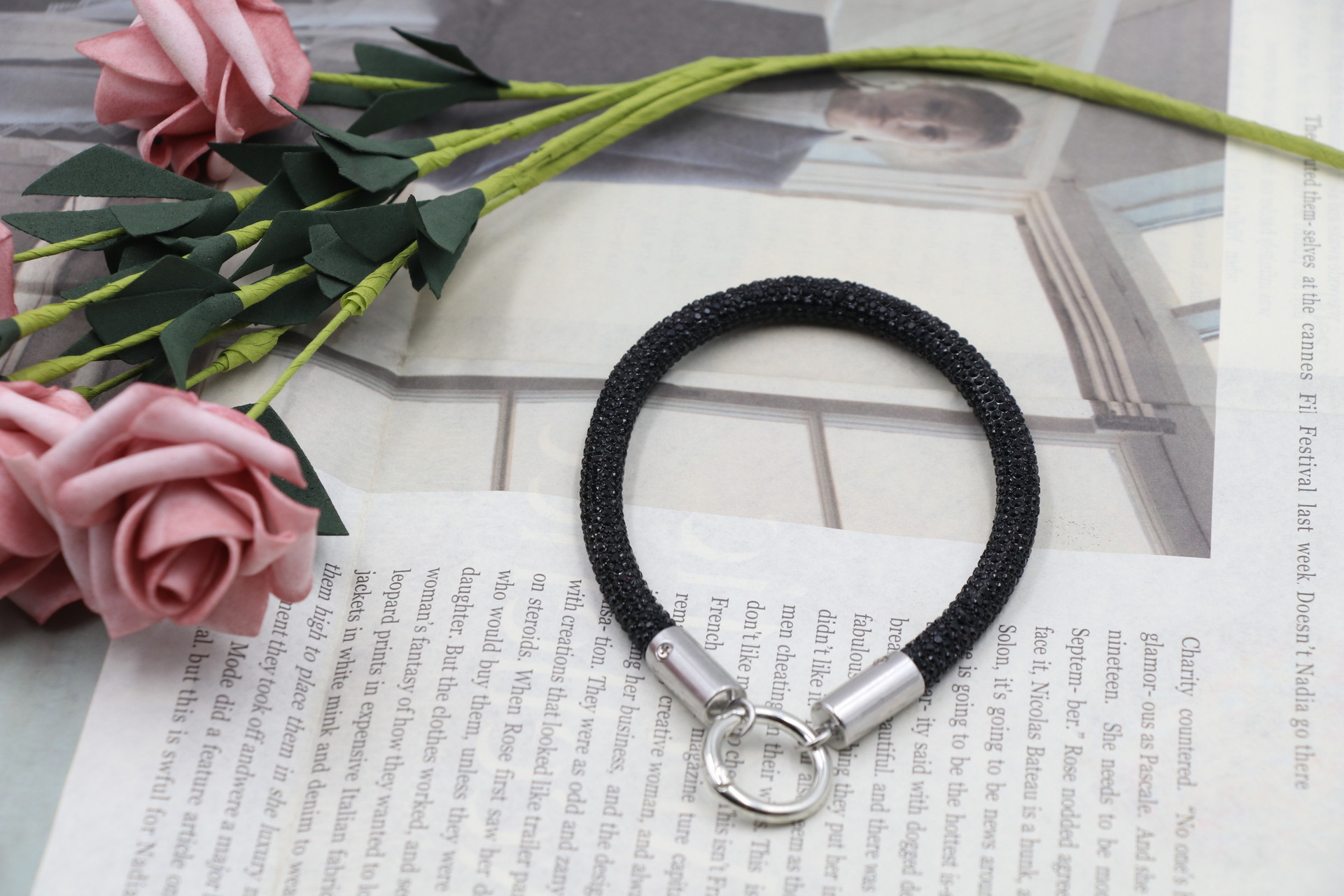 Porte-clés bracelet avec strass noirs