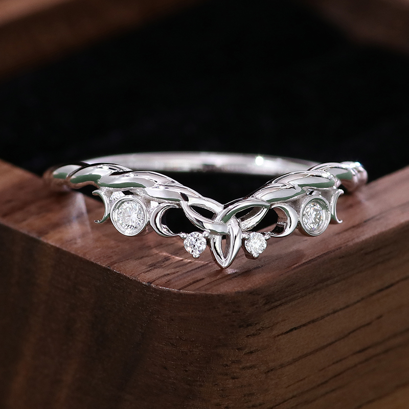 Bague en or massif 18 carats avec diamant de laboratoire.