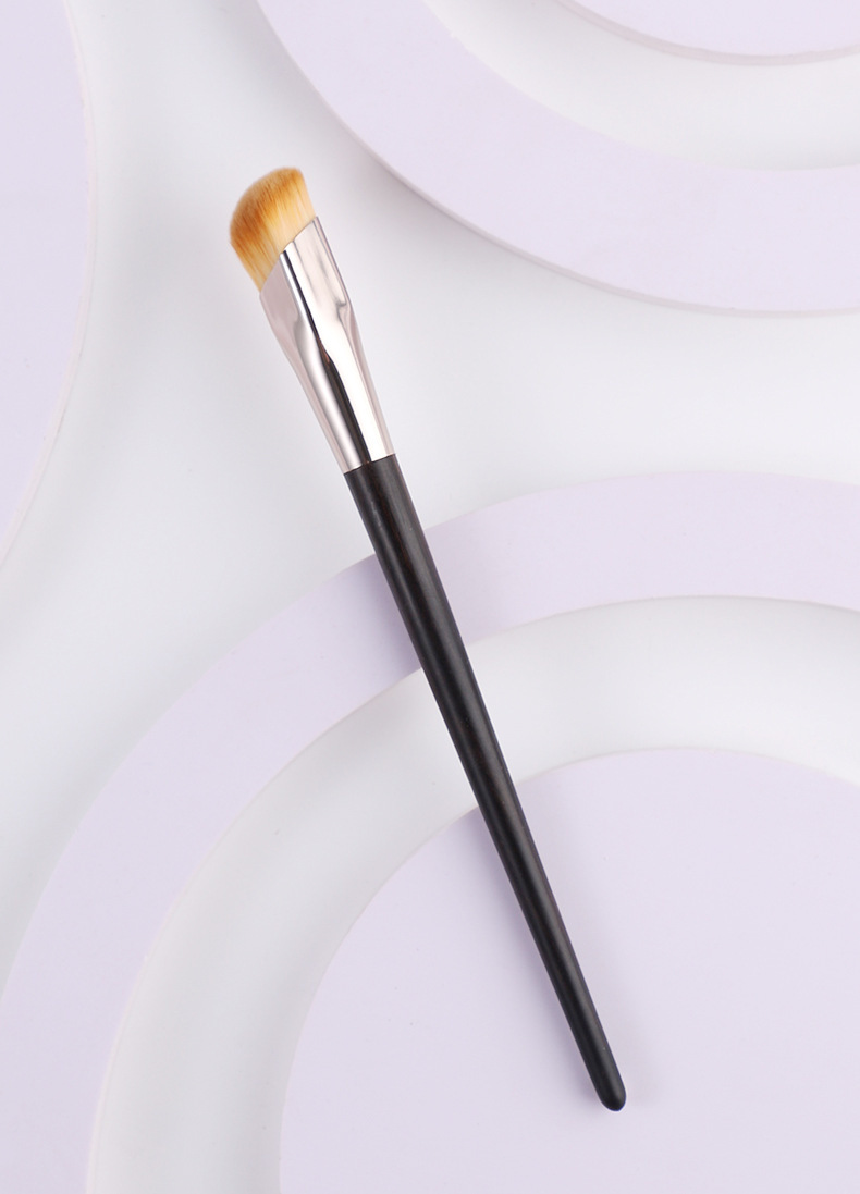 DiDiamond-shaped concealer brush (ebony handle)