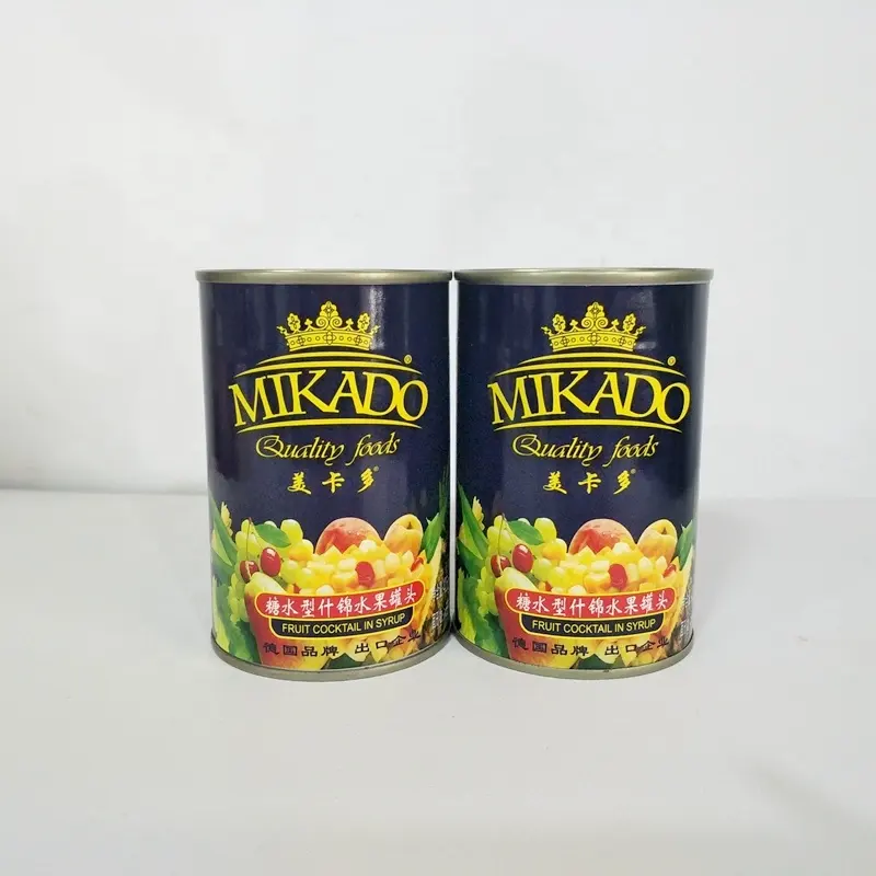 Mikado nuovo di zecca raccolto in scatola cocktail di frutta in sciroppo leggero in barattoli
