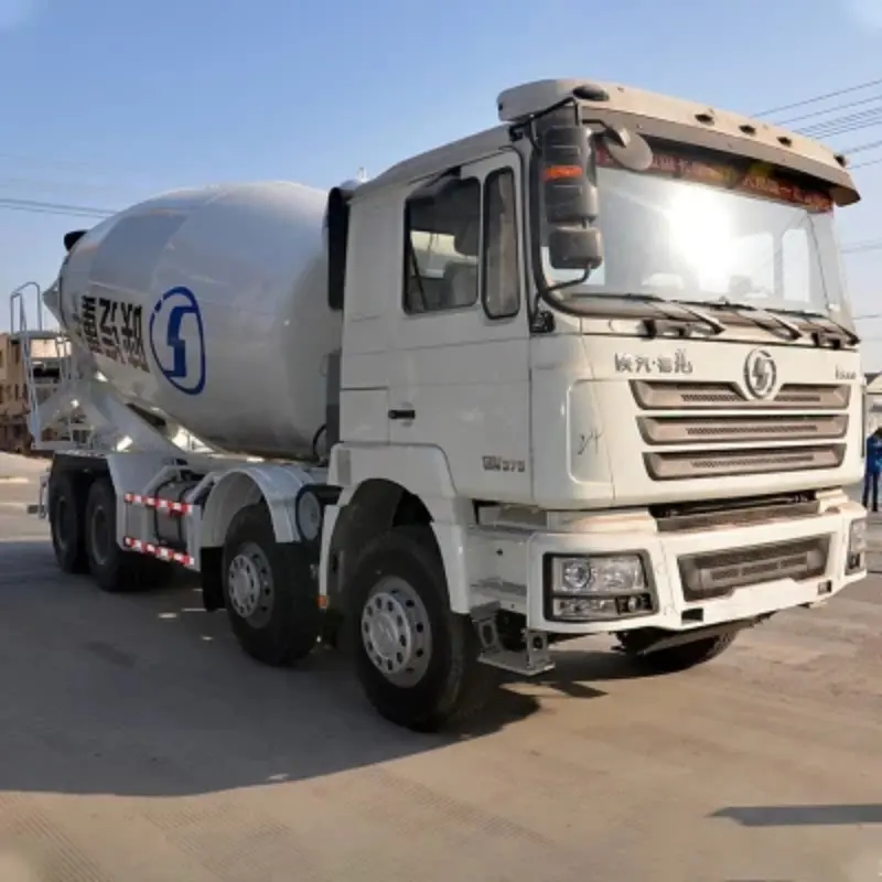 Camion de réservoir de carburant Shaman 8X4 Tronc de la conduite à droite Camion de réservoir de carburant pour les ventes