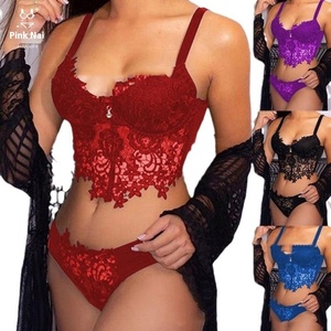 Yüksek kaliteli dantel Bralette siyah işlemeli kadınlar için iki parçalı iç çamaşırı sutyen ve külot seti