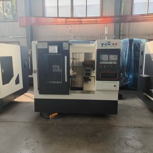 TCK40 Linear Guideway Slant Bed Torno CNC con mandril hidráulico 8-Tool Torreta C-Axis Bar Feeder - Product Image 5