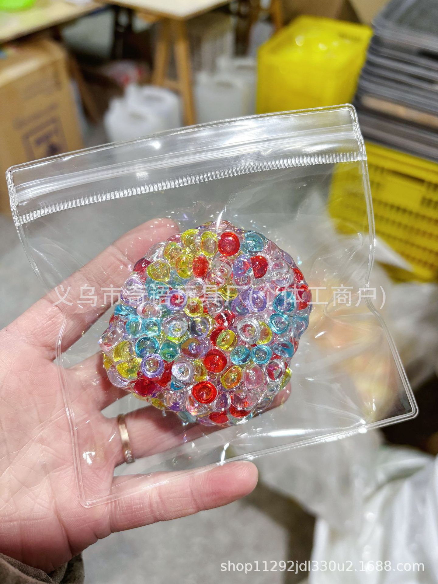 Balle hochet à perles colorées de 6 cm