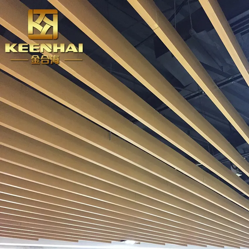 Venta al por mayor de techo tubular impermeable absorbente de sonido tira de aluminio cepillado deflector de madera para proyectos de hoteles
