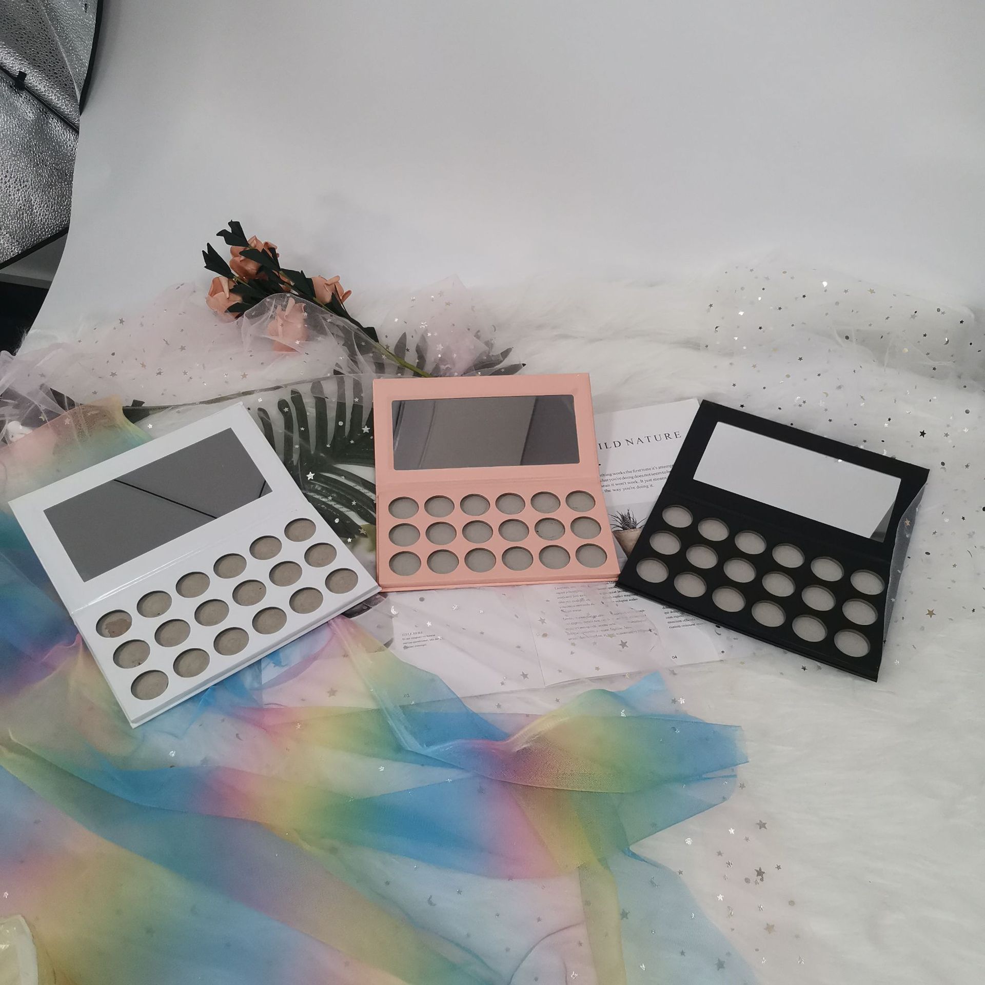 Paleta de sombras de ojos de 18 colores.