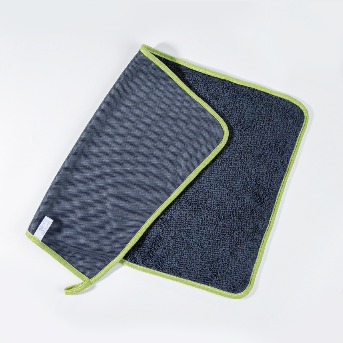 Gris oscuro con borde verde