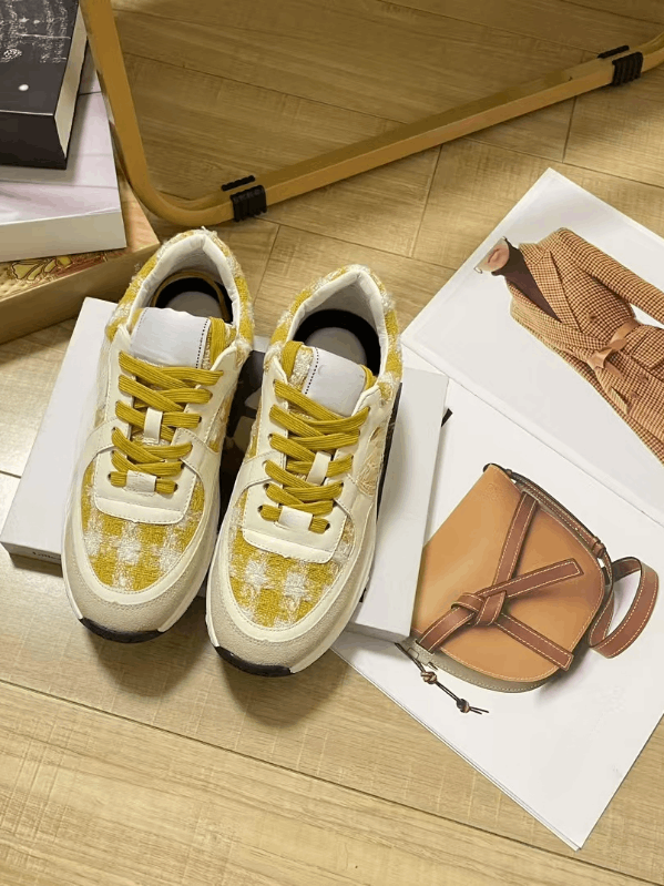 สีเหลืองและสีขาว