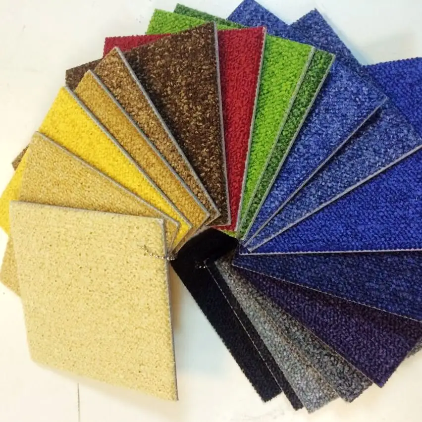 Baldosas de alfombra modernas para uso comercial, 100% PP y 100% nailon, Color liso con respaldo de PVC, para oficina y escuela