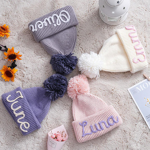 Sevimli özel bebek şapka el-örgü pamuk sevimli ayı nakış yumuşak Pom Pom Unisex bebek aksesuarları ile yenidoğan yürümeye başlayan için