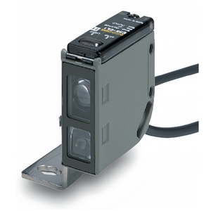 Sensor fotoeléctrico configurable por distancia serie con transductor de caja metálica para detectar piezas de trabajo de varios colores