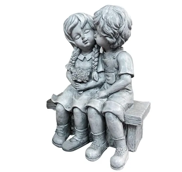 Bahçe dekorasyon banklar açık kapalı reçine heykeller öpücük severler üzerinde oturan erkek ve kız küçük heykelleri