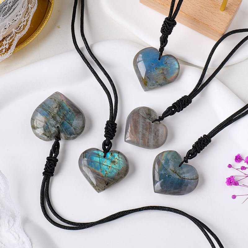Collier avec pendentif cœur en labradorite