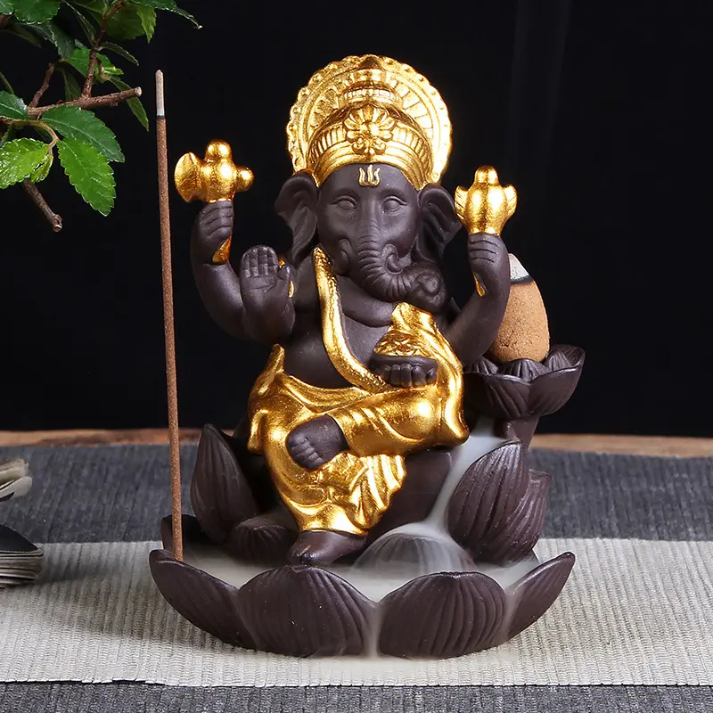 La statua di Buddha deity con testa di elefante alabastro fiore di loto che versa bruciatore di incenso Ganesha thailandia India