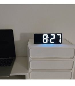 Batterie betriebener digitaler Mini-Wecker Temperatur Datum Woche Hintergrund beleuchtung Snooze Mute Tisch uhr 12/24H Countdown LCD-Uhr - Product Image 1