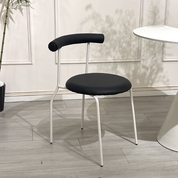 Chaise à roulettes en forme d'œuf, pieds noirs et blancs purs