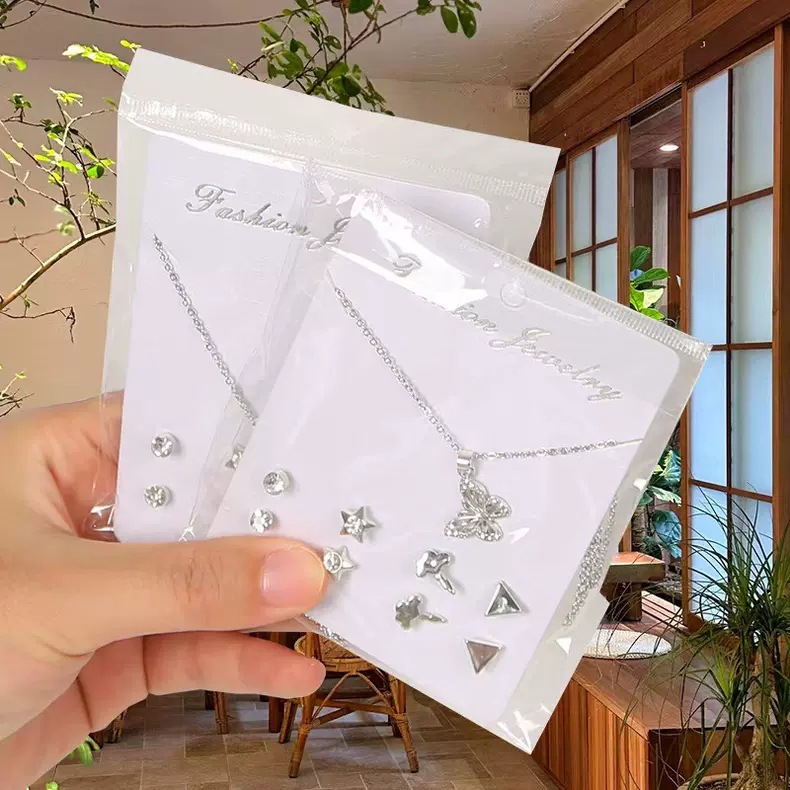 Ensemble boucles d'oreilles et collier