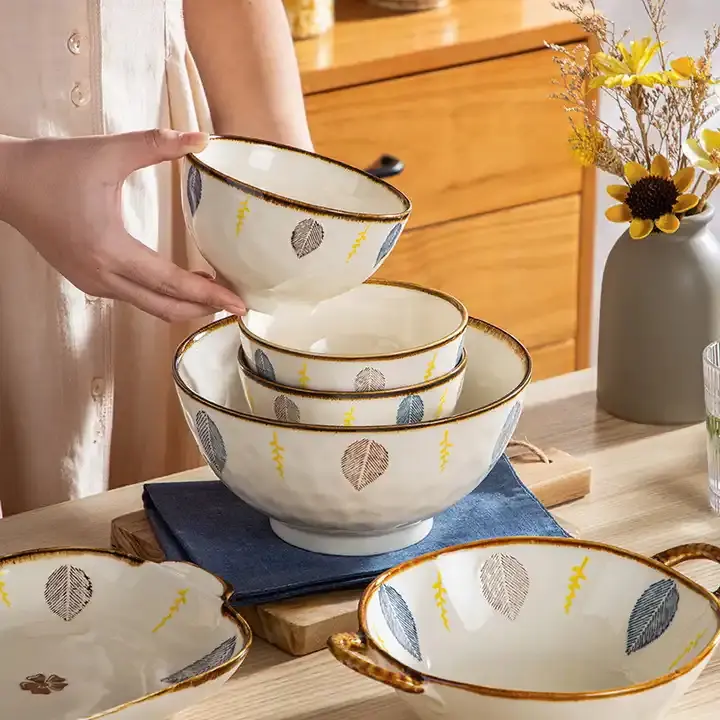 Set di piatti da tavola retrò di lusso leggero per uso domestico in ceramica piatti creativi cucchiaio ciotole e piatto per la casa da pranzo