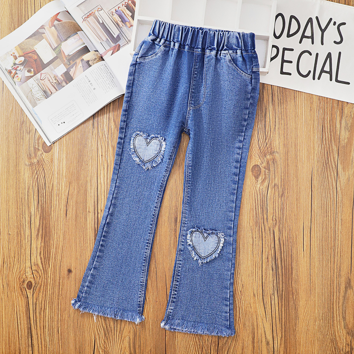 Pantaloni a campana con cuore patch