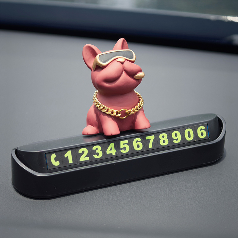 Panneau de stationnement standard noir avec motif de bouledogue français rouge.