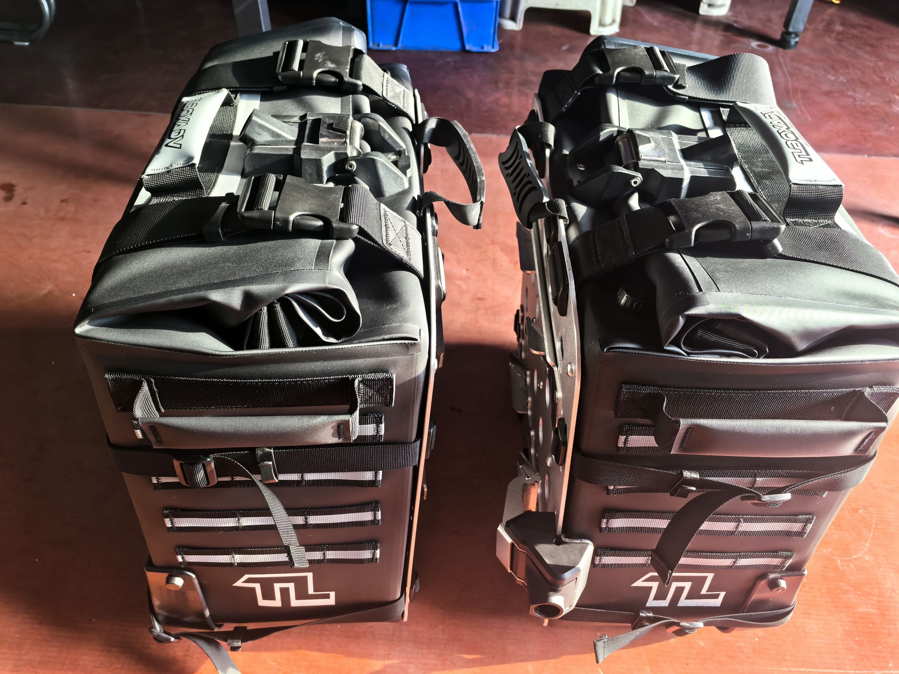 Hard-core soft armor waterproof side bag (40l/35l)