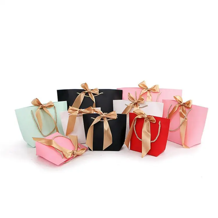रिबन के साथ लक्जरी पेपर बैग, सुरुचिपूर्ण कार्डबोर्ड पैकेज शॉपिंग बैग, जन्मदिन, शादी का उपहार बैग