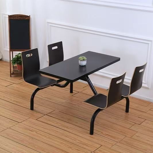 Table et chaises noires pour quatre personnes