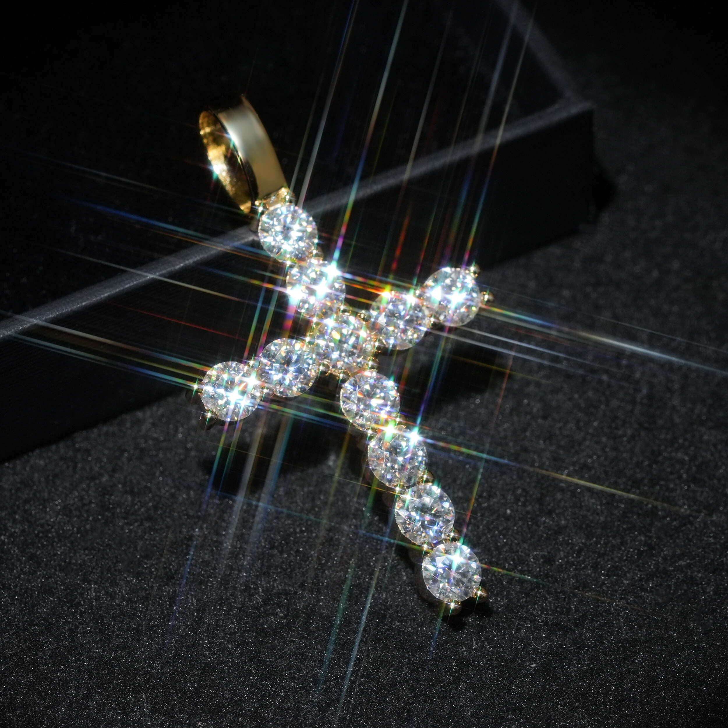 Croix pendentif prêt à l'emploi