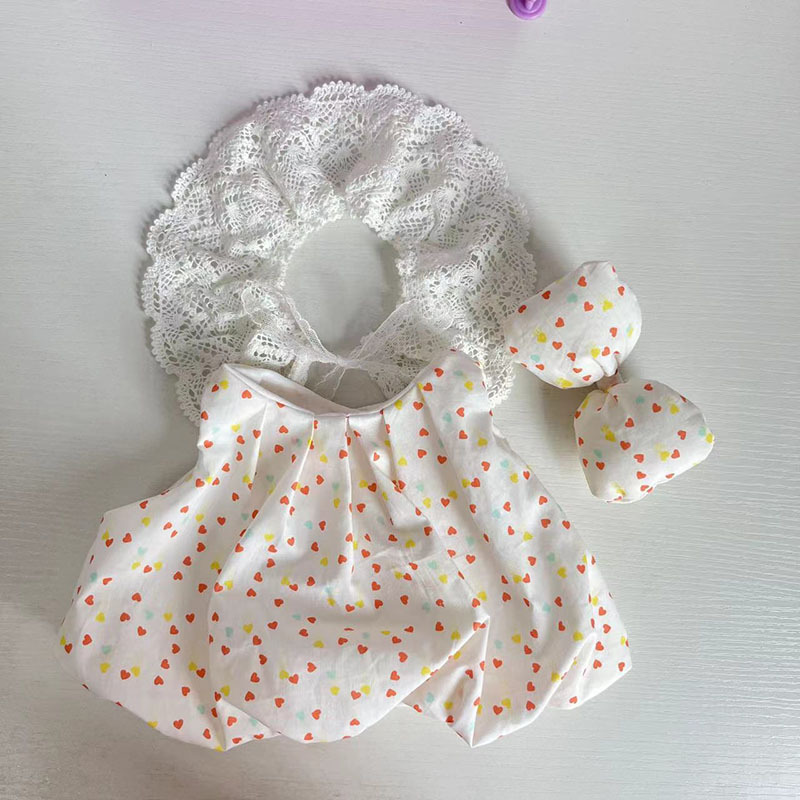 Ensemble jupe et haut à motif de cœurs pastel.