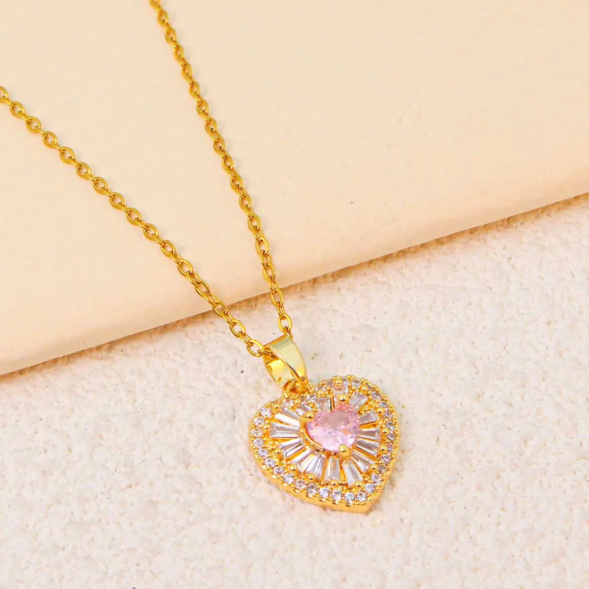 Women's fashion accessory cubic zirconia pink heart-shaped gold-plated copper pendant necklace suitable for daily wear by women