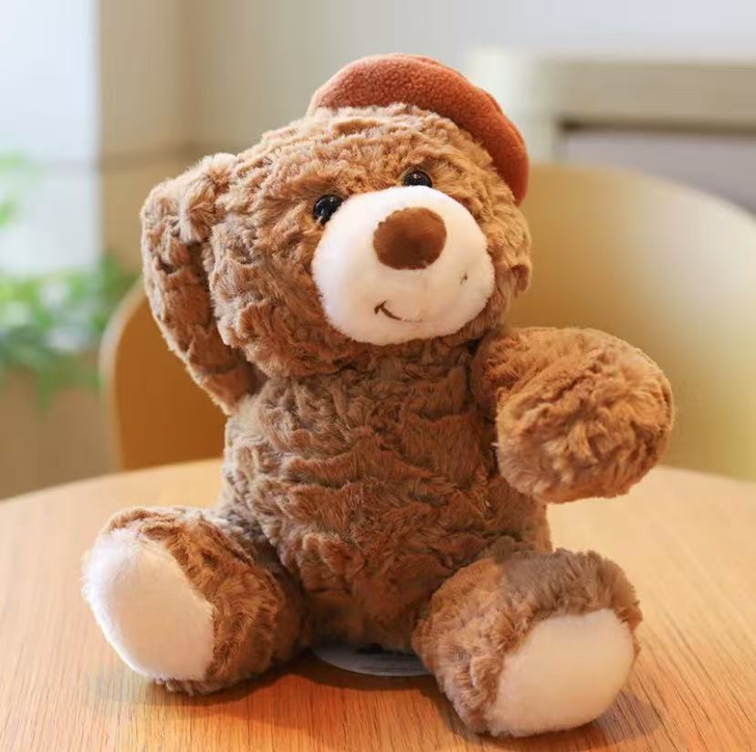 Orso con cappello di zucca