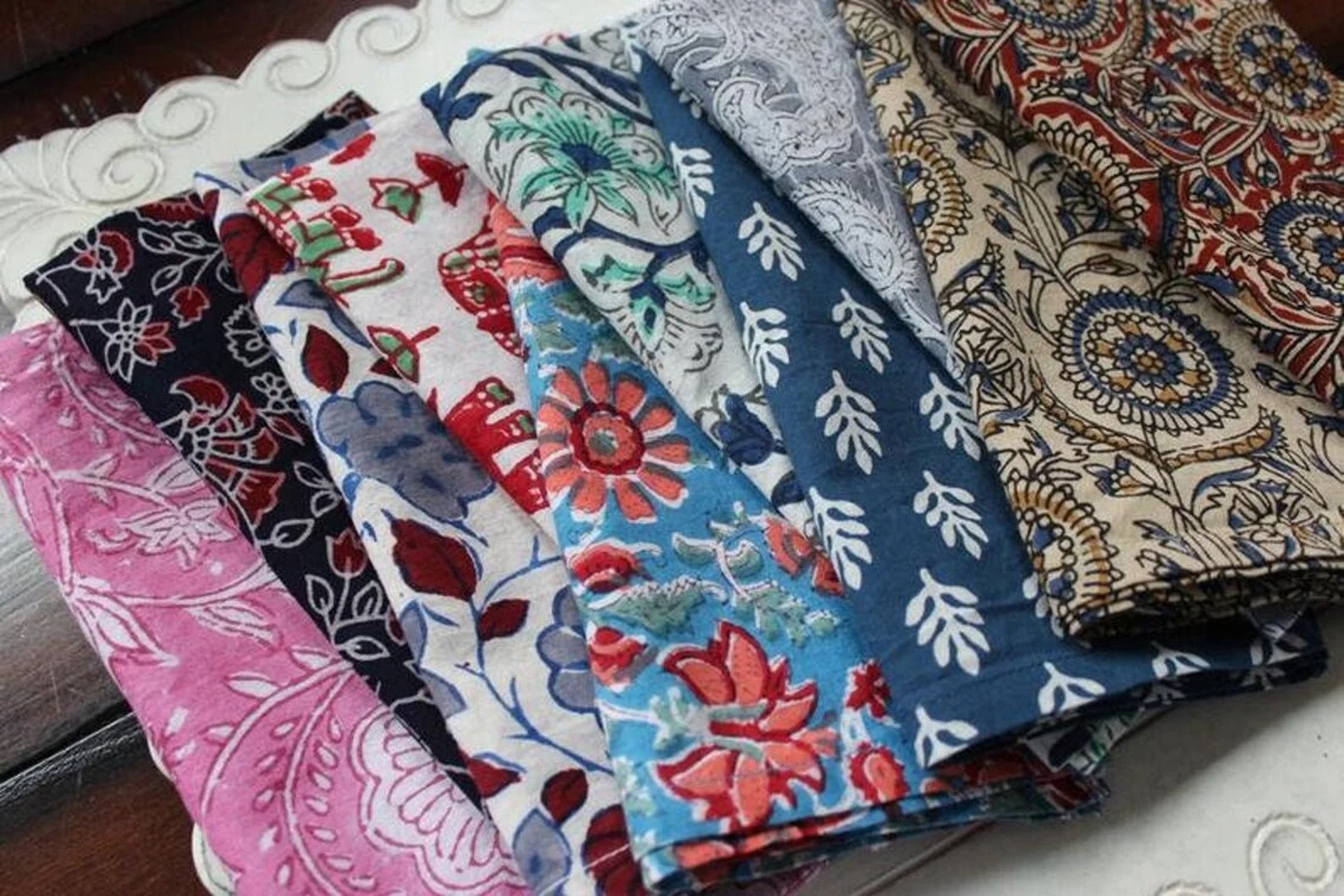 สีน้ำเงินอมเขียว