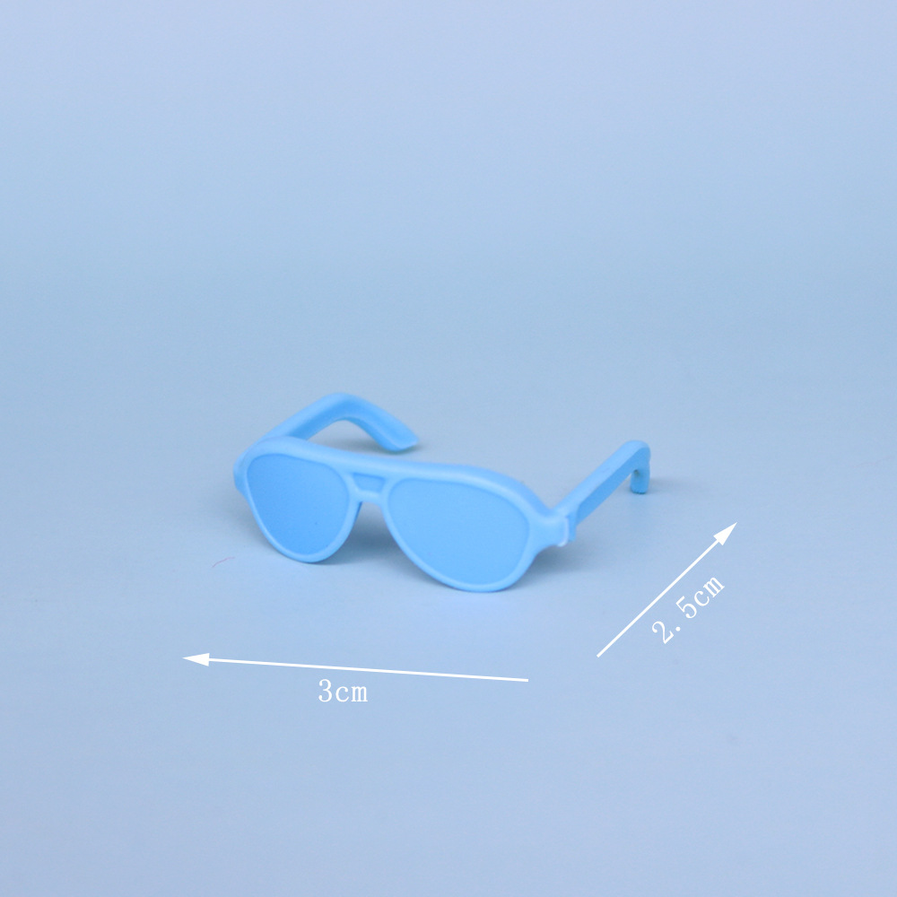 Azul, gafas de sol.