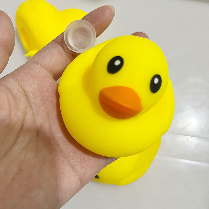Peau de boule vide de petit canard jaune
