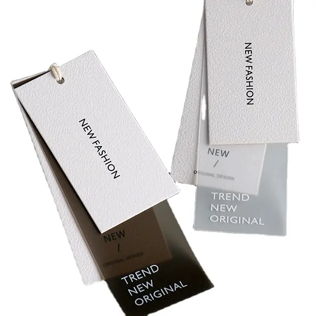 Fabricante de etiquetas de diseño de moda personalizado Etiquetas colgantes personalizadas Etiqueta oscilante Etiquetas de PVC Etiqueta colgante para ropa con estampado de lámina dorada