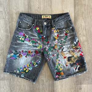 Tùy chỉnh người đàn ông của quần short denim với axit rửa đau khổ hiệu ứng hoa thêu da vá dây kéo nút quần áo - Product Image 1