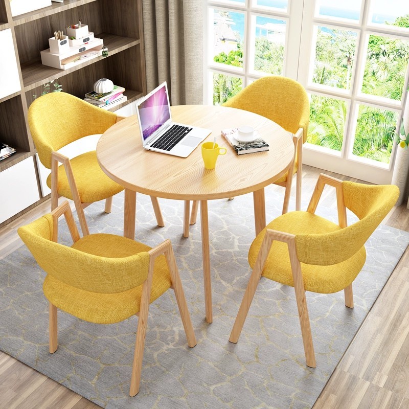 Juego de 4 sillas de tela amarilla + mesa redonda de 80 cm color madera.