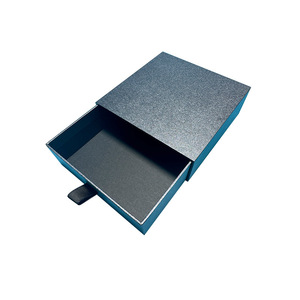 Scatola regalo in cartone perlescente nera e spessa porta espositore per gioielli Design universale neutro - Product Image 2