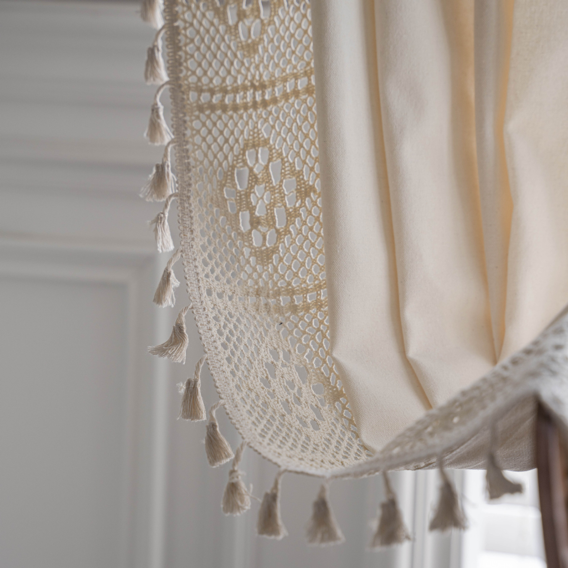 Blanc laiteux, crochet carré, couture gauche et droite.