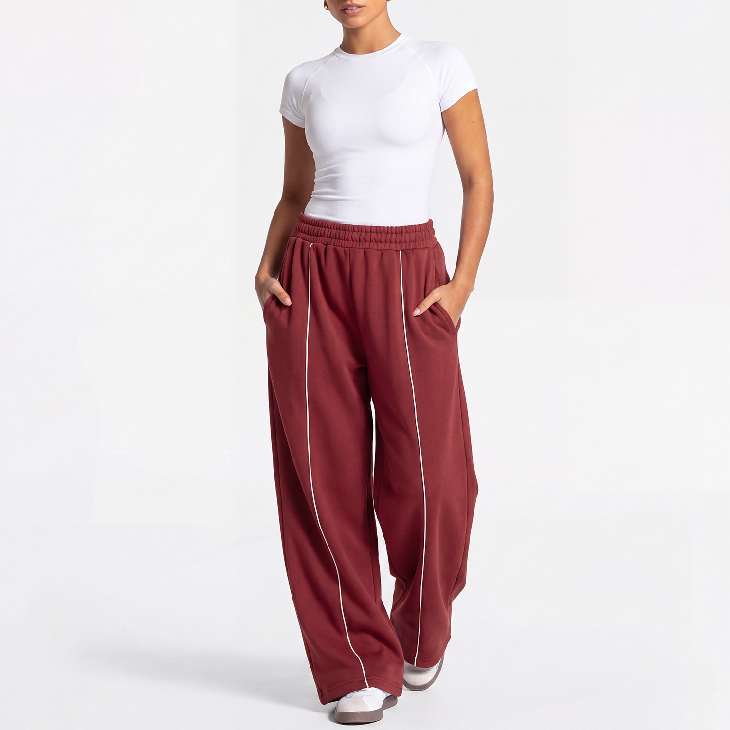 Camicie bianche+pantaloni rosso ciliegia