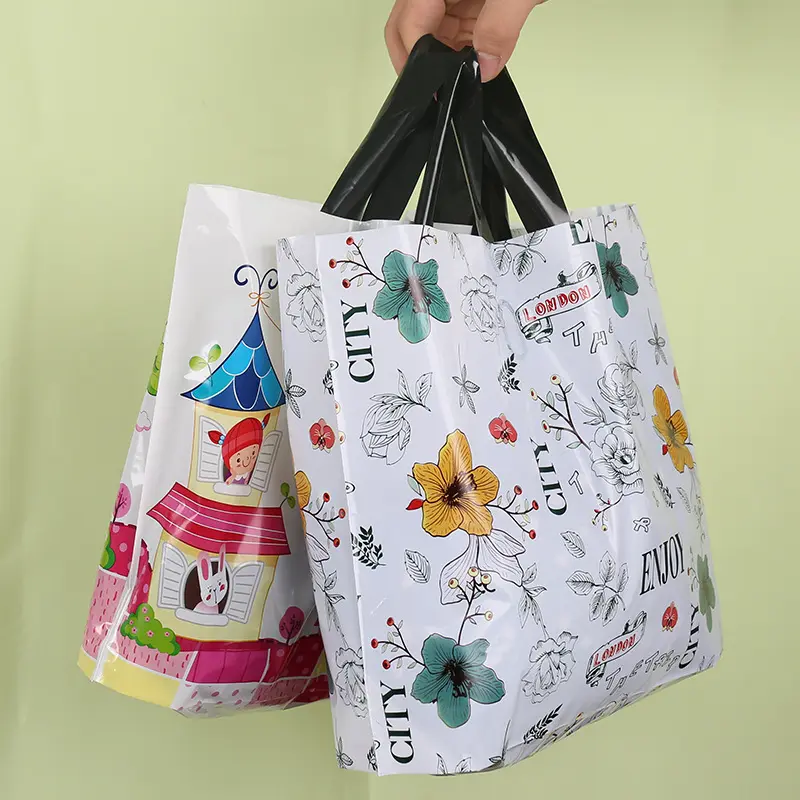الترويجية شعار المطبوعة التعبئة والتغليف التسوق 2021 PE حقيبة حمل بلاستيكية حقيبة مخصصة مع مقبض حلقة لينة
