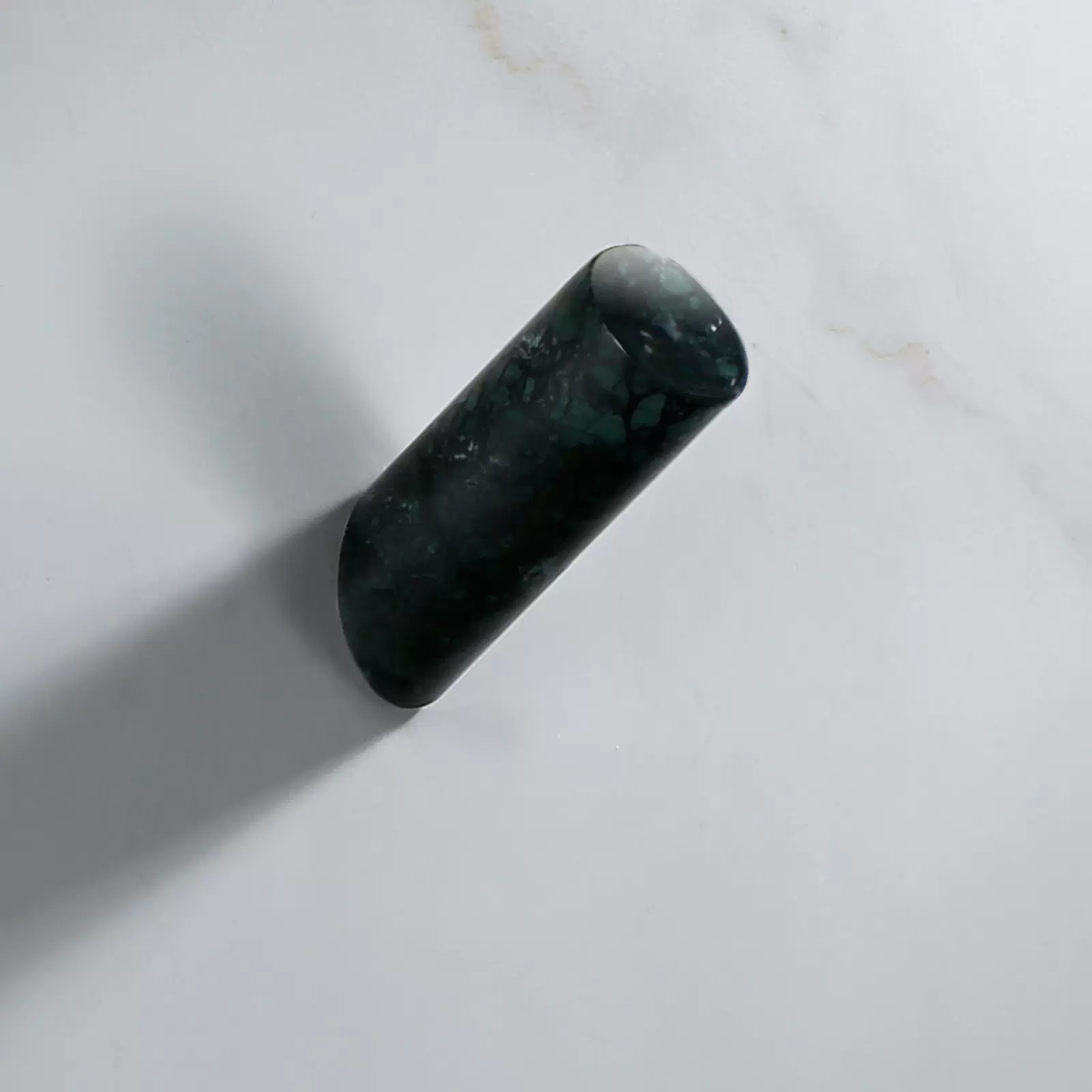 Installato da vite, marmo verde