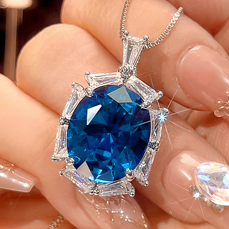 Pendentif cristal pointu bleu avec chaîne vénitien.