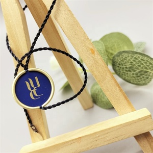 Hangtag Lock Custom Relieve Brand Name Logo String Cord Plastic Swing Loop Hang Tags Seal String para prendas de vestir - Product Image 2