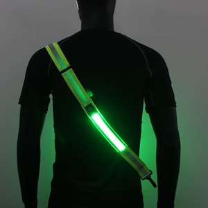 สายสะพายสะท้อนแสง LED กลางแจ้งใหม่พร้อมสายคล้องไหล่แบบชาร์จไฟได้สำหรับการวิ่งและขี่ตอนกลางคืนสำหรับการสำเร็จการศึกษาและรอมฎอน - Product Image 1