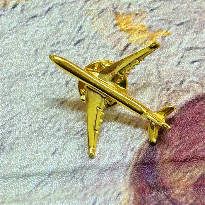 Broche 3D de lapela em forma de avião personalizado, broche de lapela em ouro e prata para aviação, emblema de latão personalizado