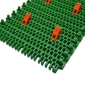 Flex Flush Grid Belt PL7960 con construcción de vuelos emergentes ajustables para procesamiento sanitario de carne y manejo de cartón - Product Image 1