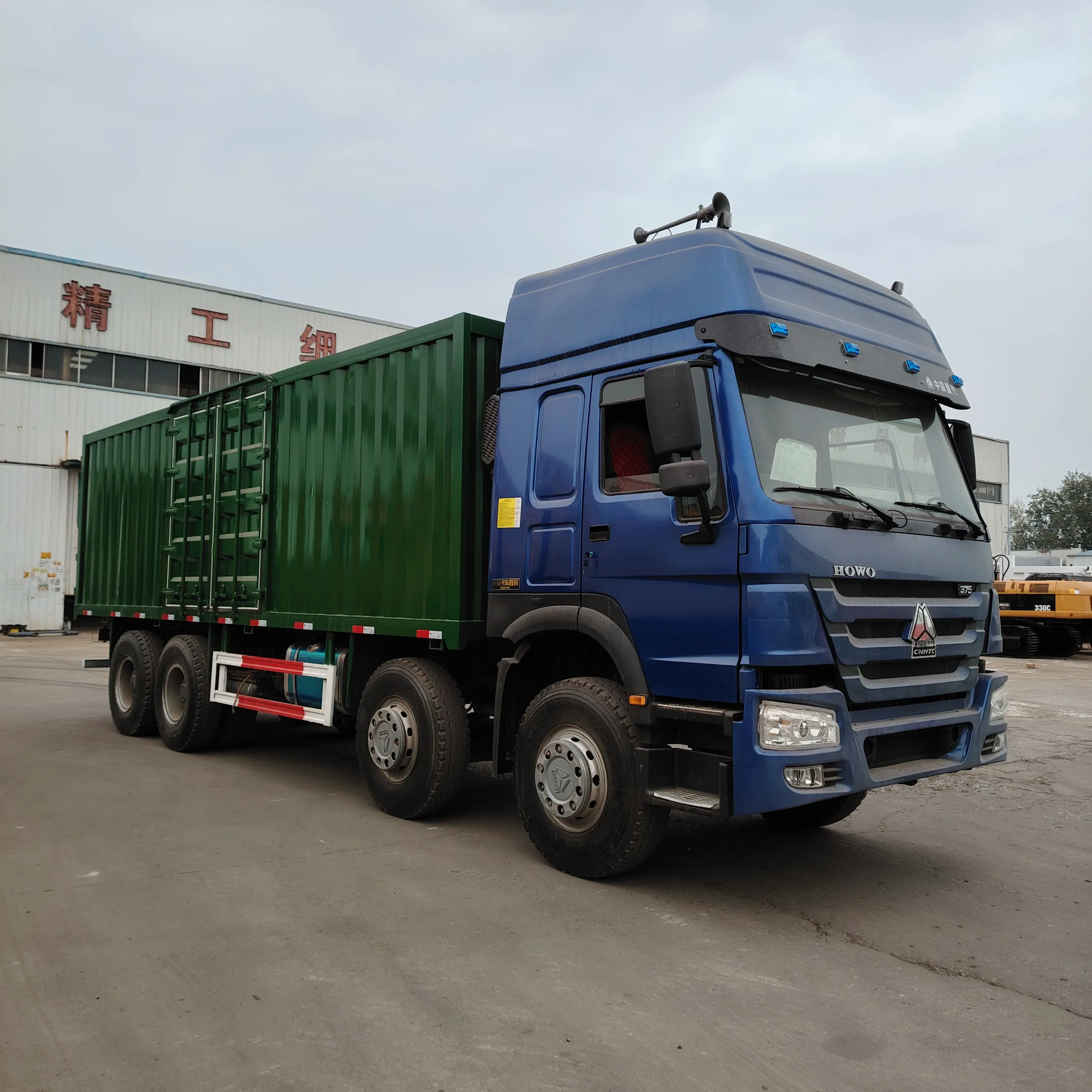 Ikinci el Howo 8x4 40ton dizel Van kutusu kargo kamyon Sinotruk yeni kullanılan kargo hissesini kamyonlar