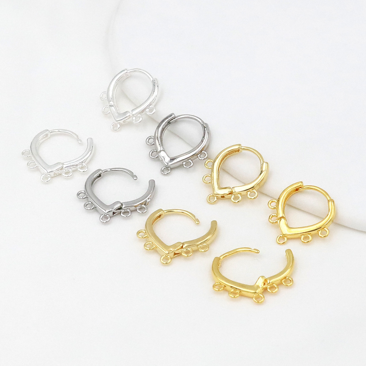 Teardrop-shaped earrings with five holes