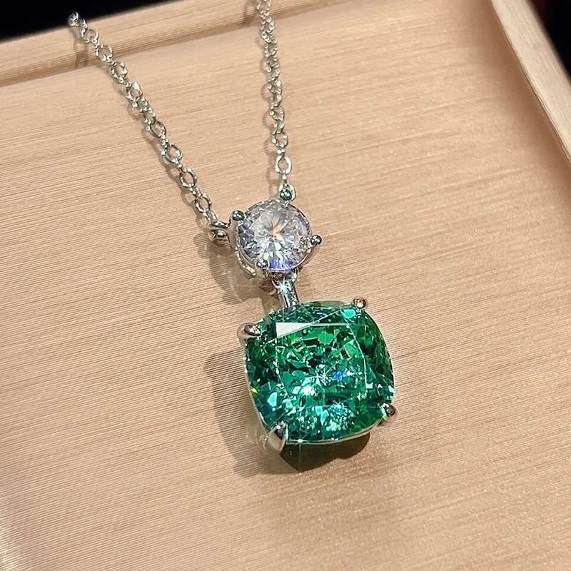 Bird's Nest cut Parra green pendant with chain
